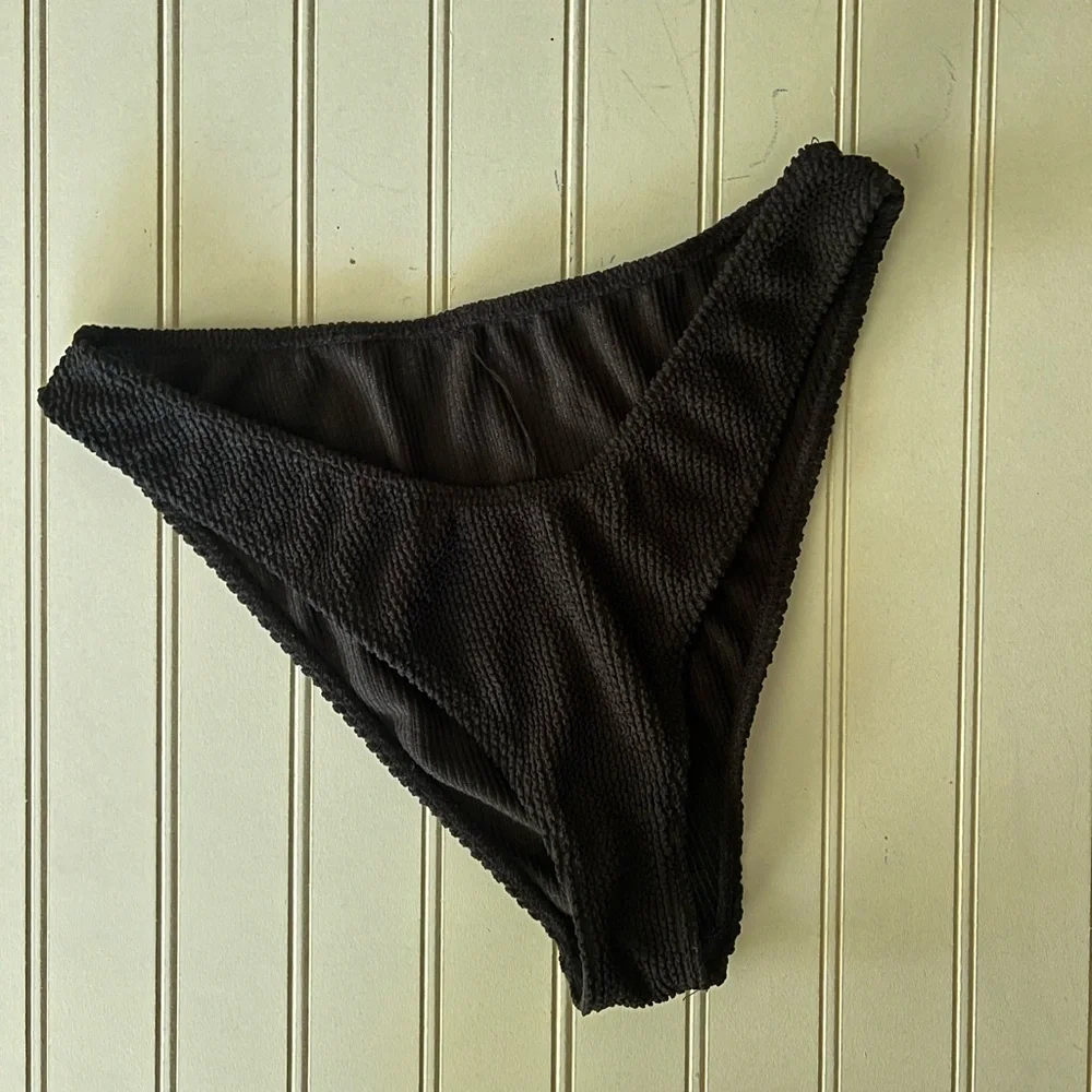 Lulu’s Black Bikini - Picture 4 of 5